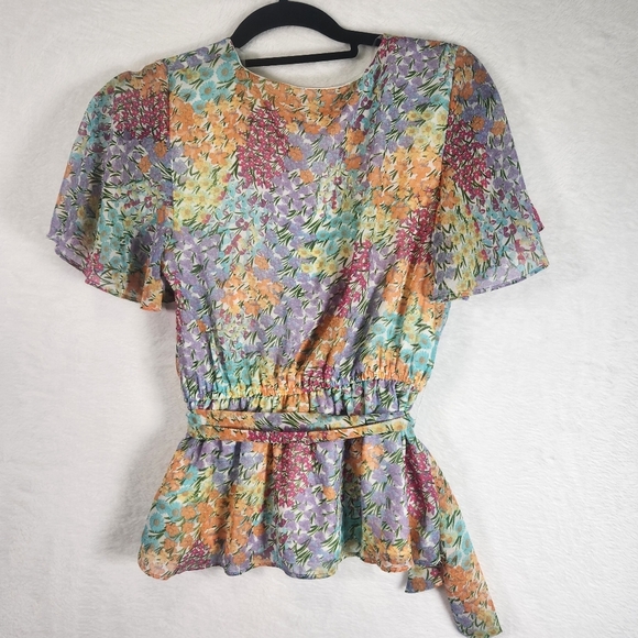 SO short sleeve V-neck floral spring top with flutter sleeves & peplum hem Small - Picture 2 of 7